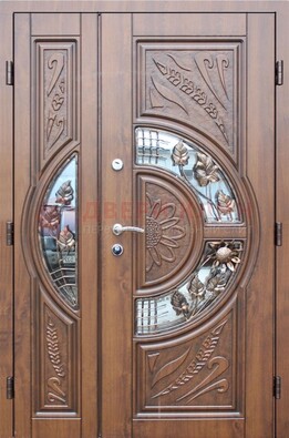 Уличная дверь в цвете Итальянский орех с виноритом и ковкой со стеклом ДВТ-147 в Звенигороде