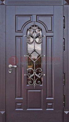 Темная уличная дверь с виноритом и стеклом с ковкой ДВТ-164 в Звенигороде