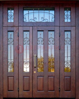 Коричневая парадная дверь с виноритом и ковкой ДВТ-168 в Звенигороде