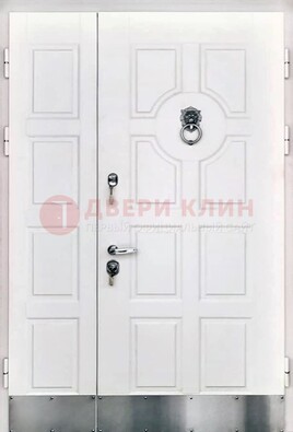 Белая входная дверь с виноритом ДВТ-246 в Звенигороде