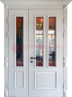 Белая полуторная металлическая дверь с витражом ВЖ-12 в Звенигороде