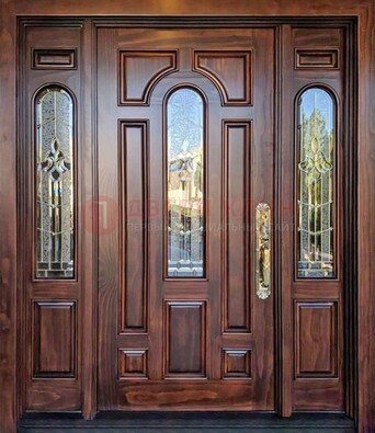 Железная классическая дверь с массивом дуба и витражом ВЖ-18 в Звенигороде