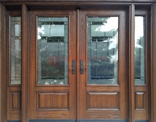 Распашная стальная дверь с массивом с витражом и фрамугами ВЖ-21 в Звенигороде