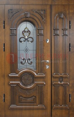 Коричневая двухстворчатая железная дверь с МДФ и витражом ВЖ-32 в Звенигороде