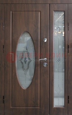 Коричневая двухстворчатая железная дверь с МДФ и витражом ВЖ-33 в Звенигороде